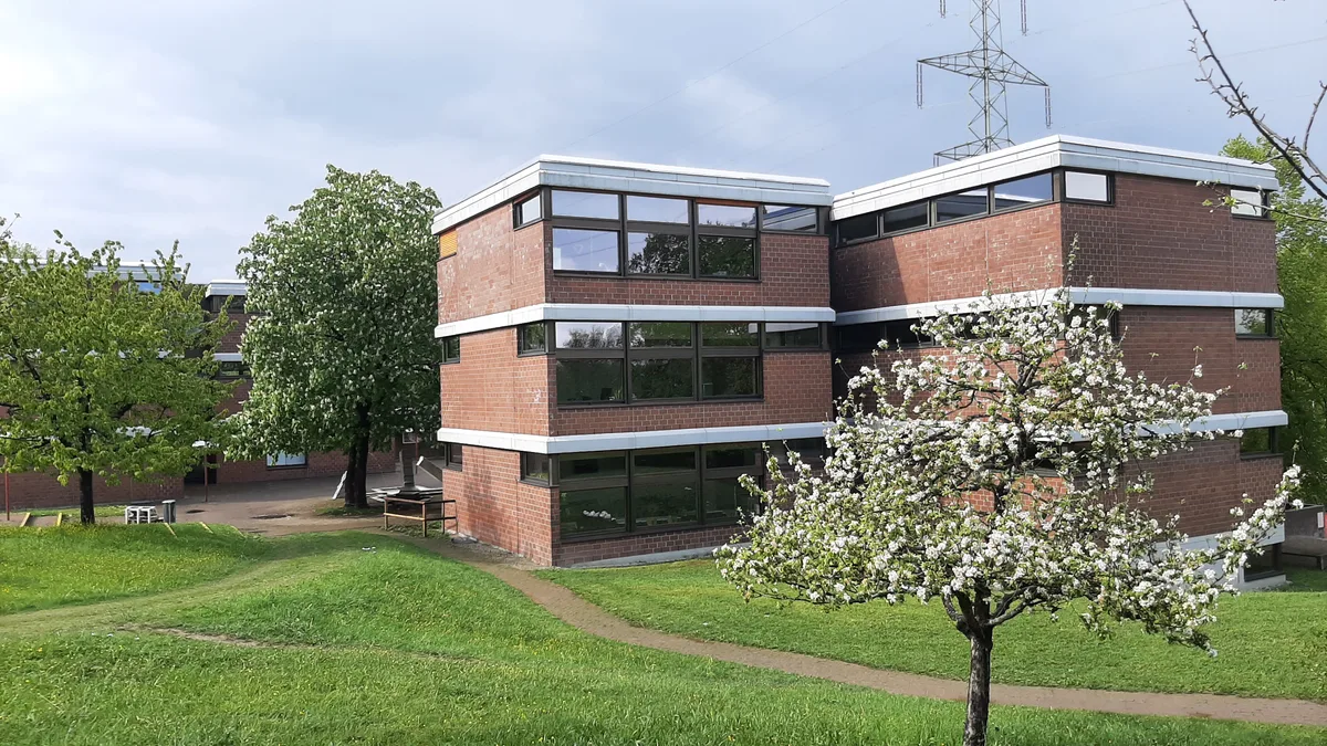 Aussenansicht eines Schulhauses.